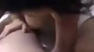 فتاة عربية خائنة تلحس فرجها وتمص قضيباً في غرفة الفندق