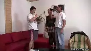 رجل عربي يشاهد زوجته وهناك امامو