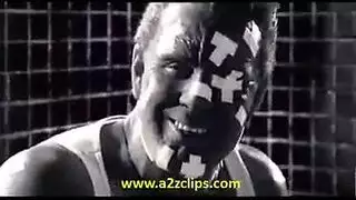 أثداء متحركة ضخمة ترتد في مشهد إكس إكس إكس