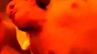 الخضوع المطلق: لعق وممارسة الجنس تحت أخمص قدميها