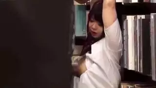 عاهرة مراهقة كبيرة الصدر تتعرض لصفعة قوية في مشهد جنسي داخل الفصل