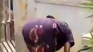 ضعف القضيب: فتاة باللباس الأسود تتعامل مع قضيبين أسودين كبيرين