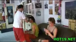 بوكاكي في غرفة المعيشة: الفتيات تغطيه بسوائلهن