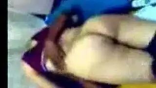 عارية تحت القميص: الفتاة الجامعية نانا ترقص قبل قبلات جنسية نارية