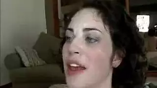 فتيات ثنائيات اللغة في مشاهد ثقافية صريحة