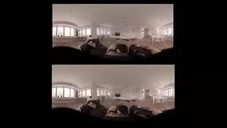 الاب يصارع مع ابنته