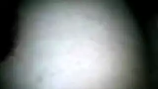 عربية فاتنة ذات أثداء كبيرة تتعرض لجنس عنيف ومص عميق