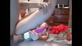 مشهد إباحي: شقراء مثيرة في ملابس داخلية زرقاء وحمراء تأخذ قضيبًا