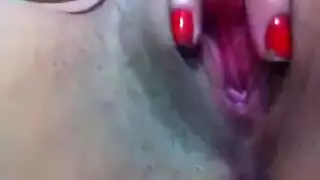 استمناء منفرد: فتاة جميلة تفتح ساقيها أمام الكاميرا