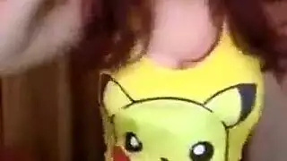 فتاة ساخنة تتلقى قذفًا كثيفًا على وجهها