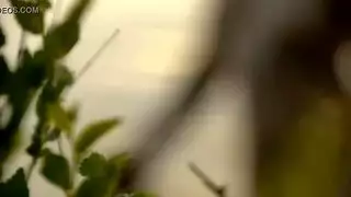 العاهرة الموشومة تمارس الجنس في أوضاع متعددة بقضيب صلب