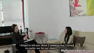 سمراء مثارة تستخدم لعبة بينما تأخذ عدة قضبان في فتحاتها