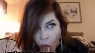 سمراء ممتلئة تستمتع بقضيب متحول صلب