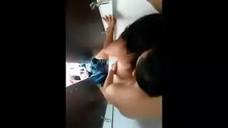 فانتازيا قضيب مشترك: فتاة بعلامات تان ومسؤول في إثارة xxx