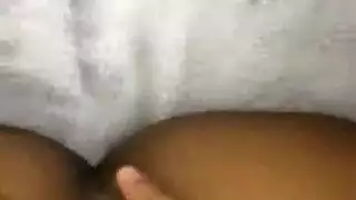 مدمنة شرج تتوسل للمزيد من تدمير الطيز العنيف