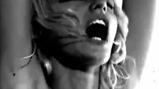 كيمبر وودز ذات العقول الداكنة ، تمتص عصا اللحم الضخمة للرجل ، على الشرفة