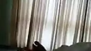 الجيران يشاهدون الأم اللاتينية تنحني في اليوغا مقطع صريح
