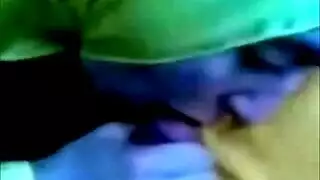 مراهقة عربية ممتلئة الصدر ترقص عارية في مشهد فردي مثير