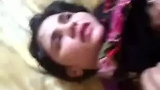 فتاة مراهقة تئن وهي تمارس الجنس بشدة بينما يضخها الشاب حتى الامتلاء