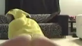 هواة على الويب: أم عربية تتعرى وتداعب ثدييها