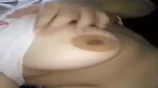 شاب يسخر ثم يمارس الجنس بقوة مع قنبلة عربية