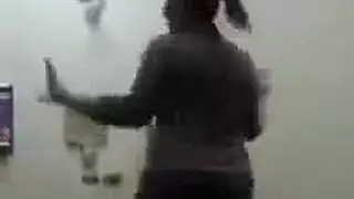 الراقصة المثيرة تحرك قضيبه الصلب بكل تفاعل