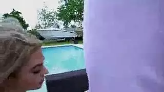 شاب وسيم يخدم كوغر ذات طيز كبيرة، يعبد قدميها ثم ينكها بلا توقف