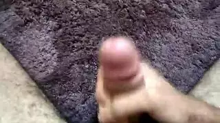 استمناء بقضيب مشعر مكثف يُغمر الأرض بالسائل المنوي