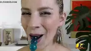 مشهد عزب: فرج صغير يتم تزويره بالألعاب