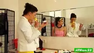 عاهرة مكتب منقوعة: جنس الأم العام تحت المطر