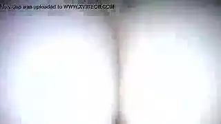 شابة ومثيرة، تستسلم لأداة الشريك الأسود المسيطر الضخمة