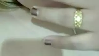 فتاة ذات مؤخرة كبيرة تُحشى بقضيب نحيل