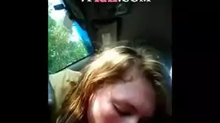 شقراء ساذجة تحقق خيال الجنس الشرجي المزدوج مع صديق في غرفة ضخمة