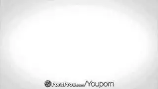 إلهتان ممتلئتان تشاركان قضيباً واحداً في حفلة جنسية صريحة