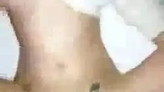 أصداء أنات المراهقة بينما قضيب جارتها الاصطناعي يملأها بعمق