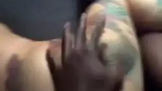 أول مرة: فتى سيء مُوشوم يسيطر على زوجة عاهرة