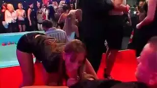 مثليات الجزيرة: ميسون مور تمارس الجنس الثلاثي الرياضي