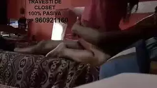 عاهرة تمص قضيبًا مزيفًا سميكًا وتحب النهاية بقذف على الوجه