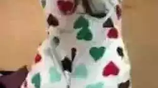 فتاة خليجية مثيرة تقدم عرضًا صريحًا على الكاميرا مع إظهار ثدييها الكبيرين