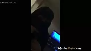 عاهرة منقبة بورنو تقدم مص قوي ولحس بظر مثير