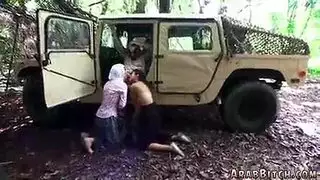 محجبة تأخذه في السيارة: تقفيش قوي واستعراض تعرية مثير