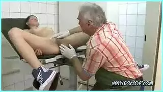 طبيب مثار يفحص جسد مريضة شقراء الساخن وفتحاتها الضيقة