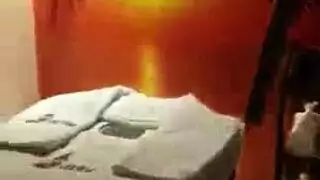 جلسة مساج عارية: رولا تأخذ عدة أعضاء في جنس جماعي