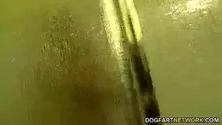 حفلة نيك جماعي: عاهرة يتم تمزيق فمها وفرجها في وقت واحد