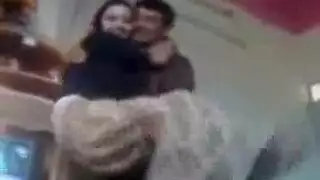 التقبيل الحسي يؤدي إلى نكش متوحش مع عراقية محجبة