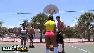 جلسة مص وجنس ثلاثي بالأثداء مع ثلاث نجمات إباحيات متحمسات