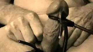 عاهرات صغيرات مقيدات ويتم تدميرهن في مشهد إباحي قاسي