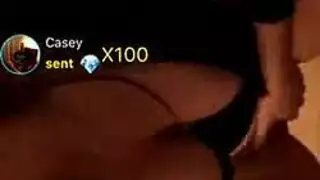 الفتاة المدبوغة تحصل على فرجها الناعم ممتد بواسطة قضيب كبير