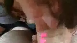 مشهد إباحي صريح: حبيبتان، أليسا في دانتيل، تشاركان قضيبًا كبيرًا