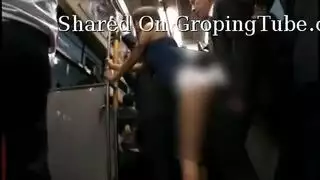 إباحية على العجلات: مشهد ياباني صريح في الحافلة
